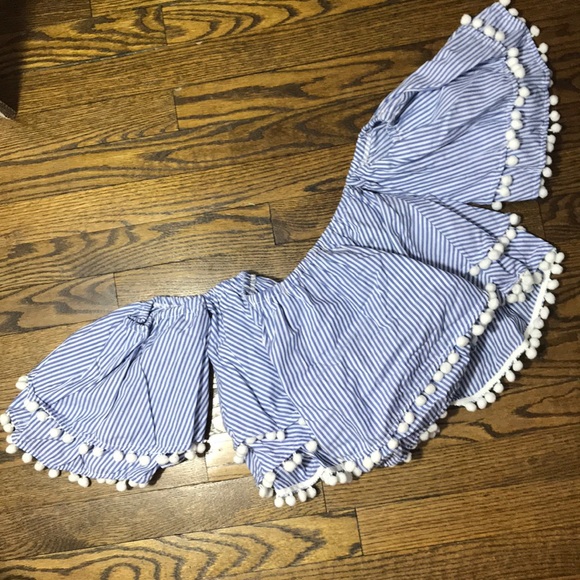 AKIRA Tops - Beach top!
